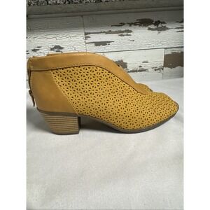 Earth Origin Booties Womens 8.5 M Yellow Jaune Nubuck Peep Toe Back Zip